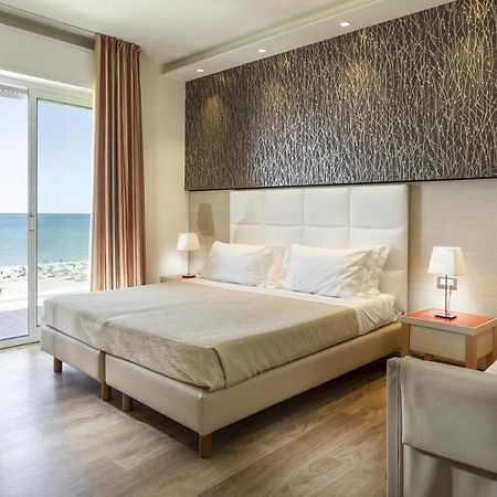 Hotel Kursaal - Fronte Mare Con Piscina Riccione Esterno foto