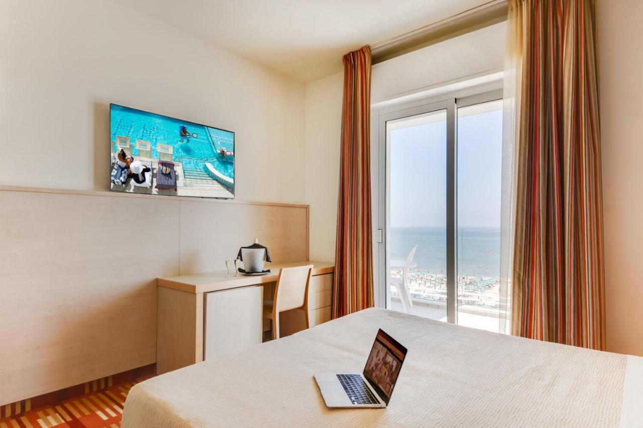 Hotel Kursaal - Fronte Mare Con Piscina Riccione Esterno foto