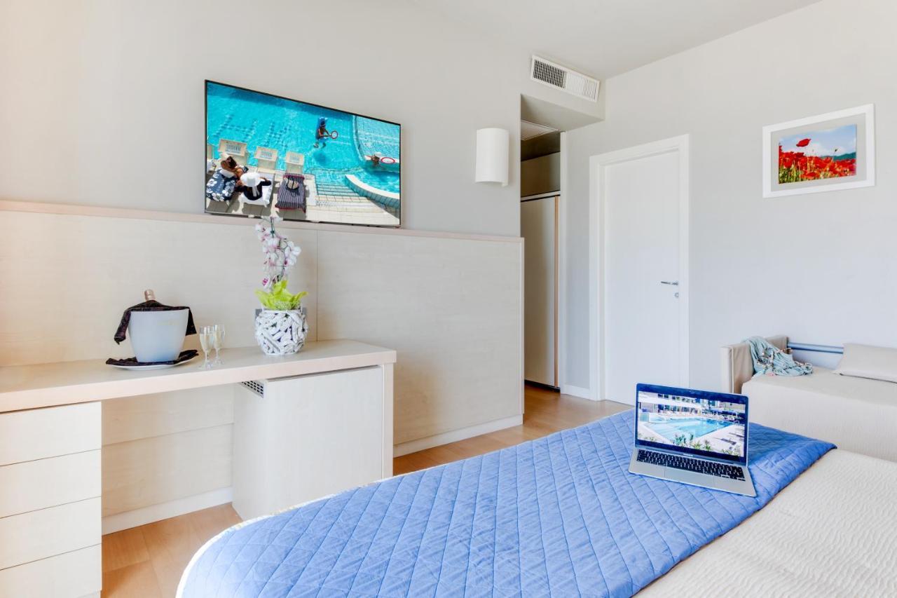 Hotel Kursaal - Fronte Mare Con Piscina Riccione Esterno foto