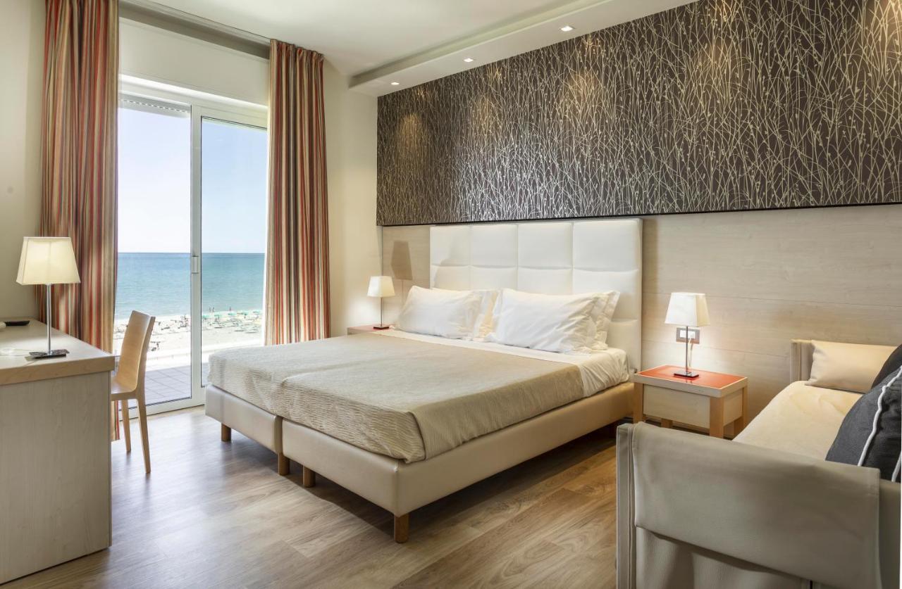 Hotel Kursaal - Fronte Mare Con Piscina Riccione Esterno foto