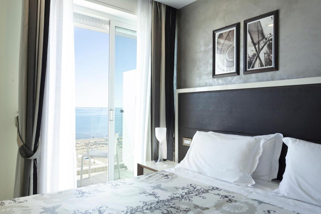 Hotel Kursaal - Fronte Mare Con Piscina Riccione Esterno foto