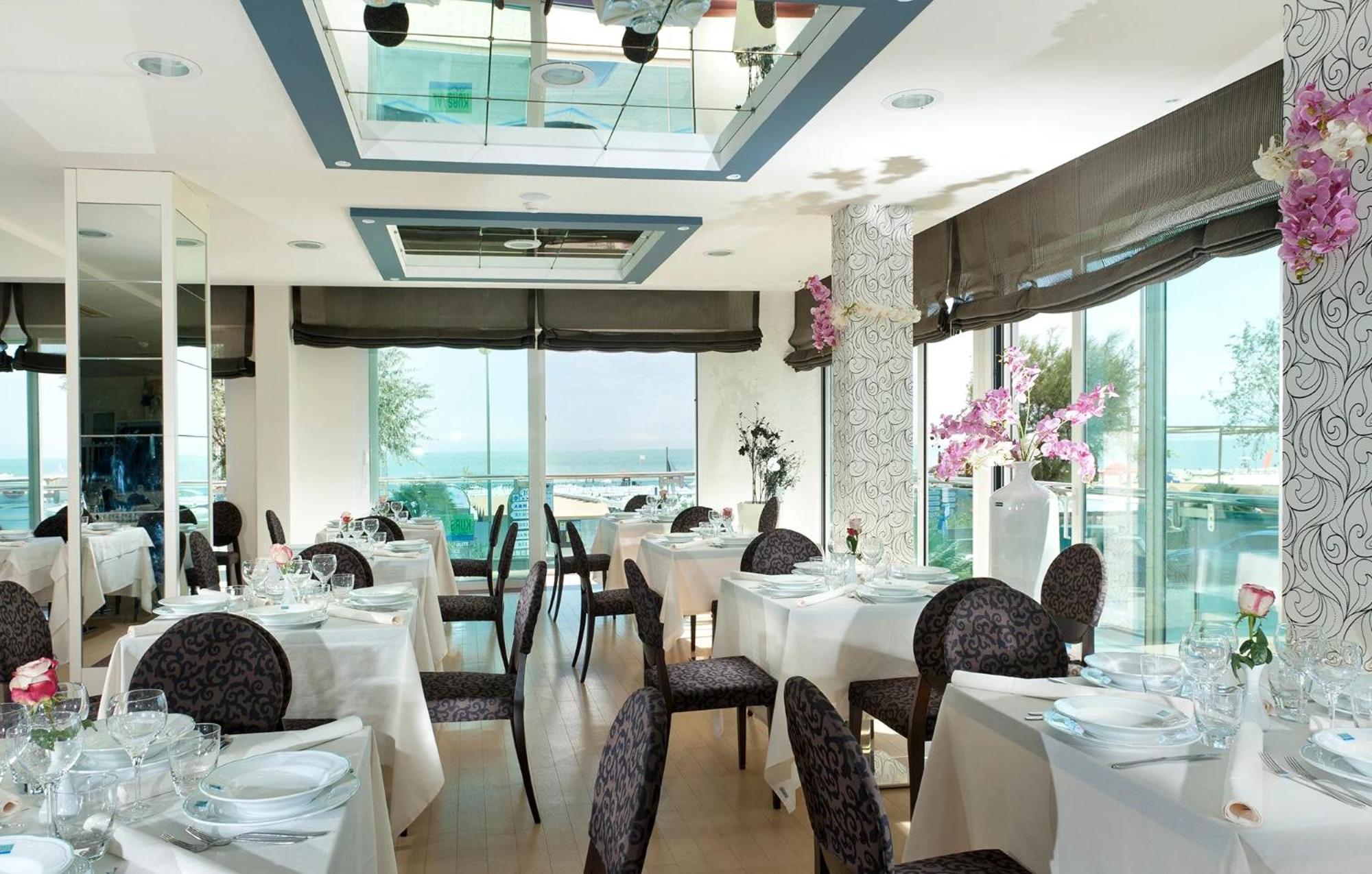 Hotel Kursaal - Fronte Mare Con Piscina Riccione Esterno foto