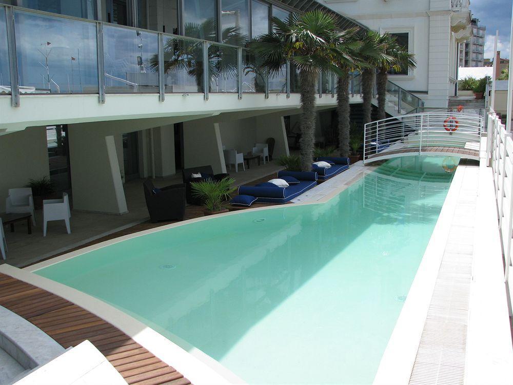 Hotel Kursaal - Fronte Mare Con Piscina Riccione Esterno foto