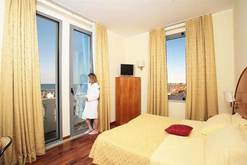 Hotel Kursaal - Fronte Mare Con Piscina Riccione Esterno foto
